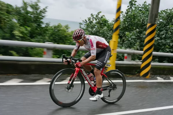 ▲KOM太平洋經典賽男子組冠軍馮俊凱、包辦衝刺后和登山后的女子組冠軍許書瑋、義大利肢障車手普沙特里。（圖／KOM太平洋經典賽提供）
