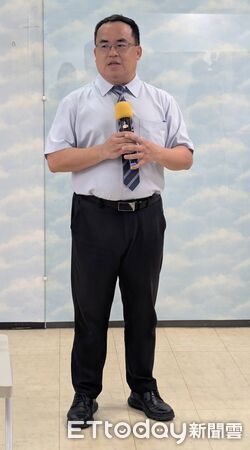 ▲常春藤高中校長沈樹林時常親切與學生互動，分享生物課實驗心得。（圖／記者游瓊華翻攝）