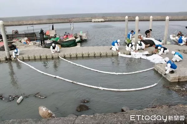 ▲雲林縣於麥寮港舉行海洋污染應變演練，無人機升空監測污染範圍，現場氣氛緊張逼真。（圖／記者游瓊華翻攝）
