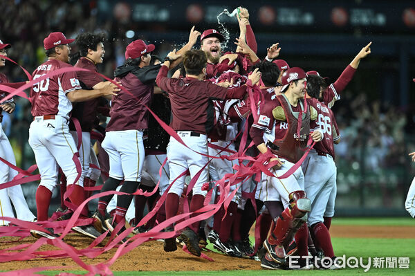 ▲▼2025中職台灣大賽G5，樂天桃猿擊退黃衫軍拿下總冠軍。（圖／記者李毓康攝）