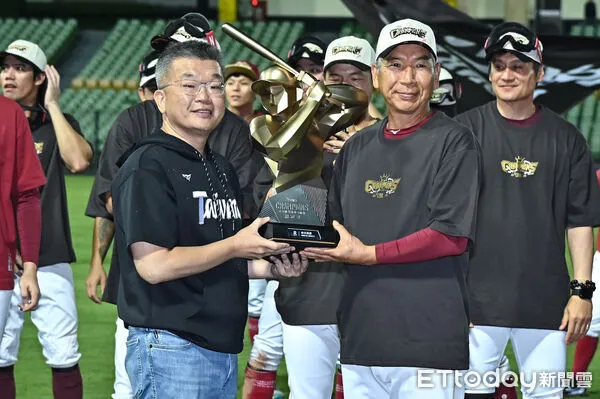 ▲▼2025中職台灣大賽，樂天桃猿拿下總冠軍，總教練古久保健二從蔡其昌會長手中接過冠軍獎座。（圖／記者李毓康攝）