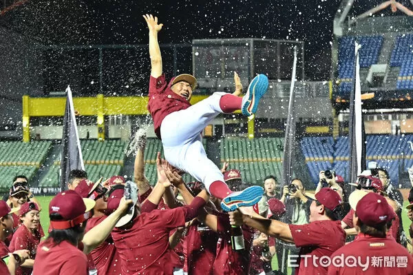 ▲▼2025中職台灣大賽，樂天桃猿拿下總冠軍，全體隊員將總教練古久保健二高高拋起。（圖／記者李毓康攝）