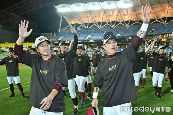▲▼2025中職台灣大賽，樂天桃猿拿下總冠軍，林立與林泓育向球迷致意。（圖／記者李毓康攝）