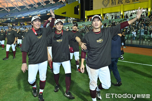 ▲▼2025中職台灣大賽，樂天桃猿拿下總冠軍，成晉、馬傑森、林立向球迷揮手致意。（圖／記者李毓康攝）