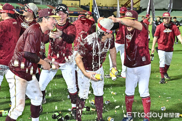 ▲▼2025中職台灣大賽，樂天桃猿全體隊員在場中瘋狂互噴香檳慶賀拿下總冠軍。（圖／記者李毓康攝）
