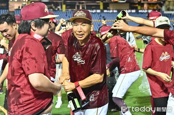 ▲▼2025中職台灣大賽，樂天桃猿總教練古久保健二與全體隊員在場中瘋狂互噴香檳慶賀拿下總冠軍。（圖／記者李毓康攝）