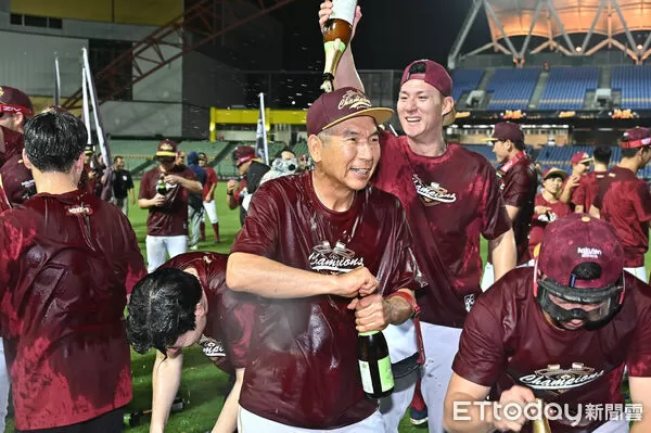 ▲▼2025中職台灣大賽，樂天桃猿總教練古久保健二與全體隊員在場中瘋狂互噴香檳慶賀拿下總冠軍。（圖／記者李毓康攝）
