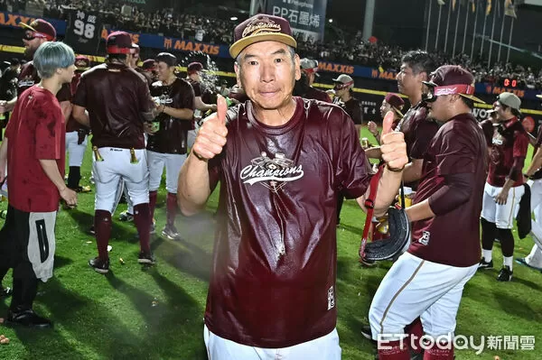 ▲▼2025中職台灣大賽，樂天桃猿總教練古久保健二與全體隊員在場中瘋狂互噴香檳慶賀拿下總冠軍。（圖／記者李毓康攝）