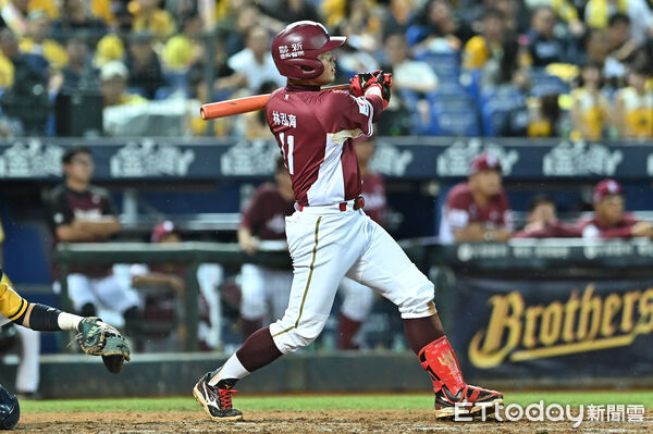 ▲▼2025中職台灣大賽G5，林泓育敲出致勝全壘打。（圖／記者李毓康攝）