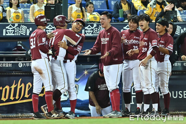 ▲▼2025中職台灣大賽G5，林泓育敲出致勝全壘打，回休息區後與總教練古久保健二擁抱。（圖／記者李毓康攝）