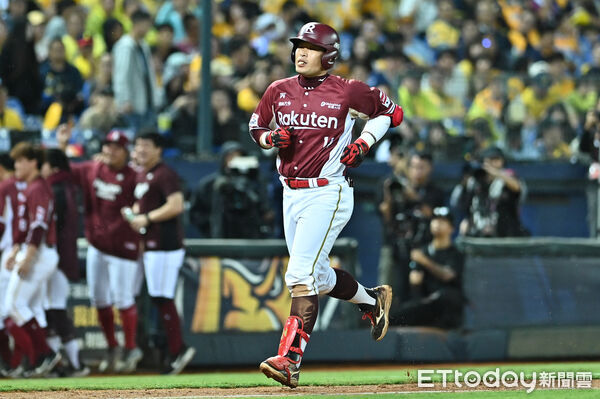 ▲▼2025中職台灣大賽G5，林泓育敲出致勝全壘打。（圖／記者李毓康攝）