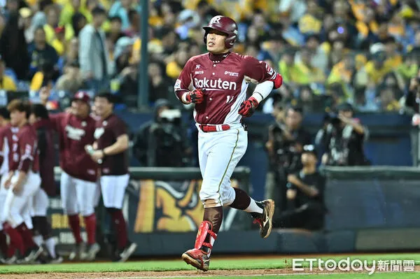 ▲▼2025中職台灣大賽G5，林泓育敲出致勝全壘打。（圖／記者李毓康攝）