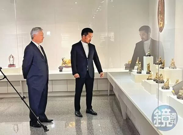 3年前，中市港區藝術中心特地為李昀融提供的古物召開記者會，李昀融（右）為台中市港區文化藝術基金會董事長陳大松（左）介紹文物。（李昀融提供）