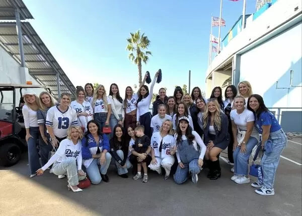 ▲ 真美子現身「大嫂團」合照！大谷昨笑談：在家不想再被喊那句口號        。（圖／截自道奇大嫂團IG）