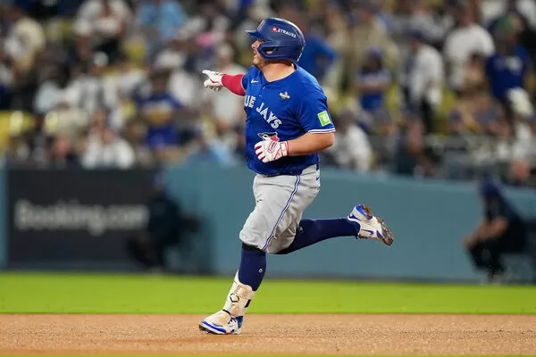 ▲ 柯克（Alejandro Kirk）掃出中外野方向三分炮，一舉逆轉戰局。            。（圖／達志影像／美聯社）