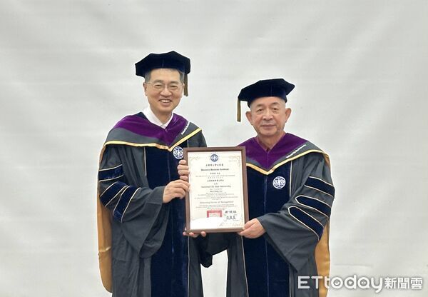 ▲暨大頒授李謀誠名譽管理學博士，表彰其深耕教育公益與僑教之卓越貢獻。（圖／國立暨南國際大學提供）