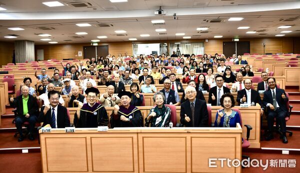 ▲暨大頒授李謀誠名譽管理學博士，表彰其深耕教育公益與僑教之卓越貢獻。（圖／國立暨南國際大學提供）