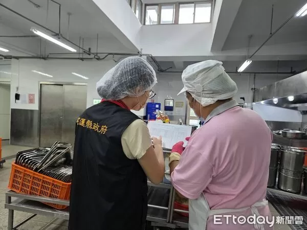 ▲▼花蓮縣府派員全面稽查25間國中小學校午餐供餐廚房，皆無使用豬肉食材，符合暫緩使用規定。（圖／花蓮縣政府提供，下同）