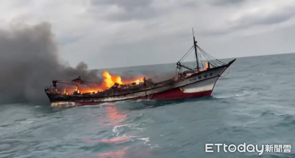 ▲▼             基隆漁船起火，船上8人跳海逃生，所幸船長兒子正在附近，順利將眾人救起。（圖／記者郭世賢翻攝，下同）