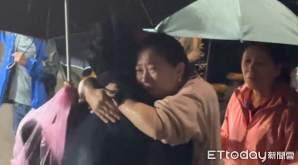 ▲▼             基隆漁船起火，船上8人跳海逃生，所幸船長兒子正在附近，順利將眾人救起。（圖／記者郭世賢翻攝，下同）