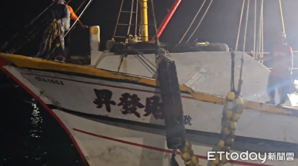 ▲▼             基隆漁船起火，船上8人跳海逃生，所幸船長兒子正在附近，順利將眾人救起。（圖／記者郭世賢翻攝，下同）