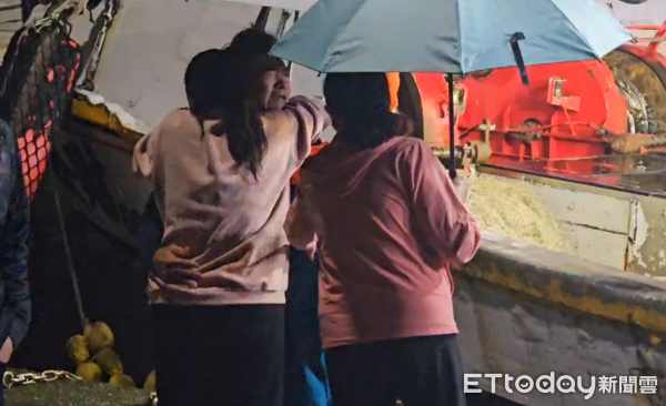 ▲▼             基隆漁船起火，船上8人跳海逃生，所幸船長兒子正在附近，順利將眾人救起。（圖／記者郭世賢翻攝，下同）