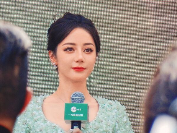 迪麗熱巴的星光與美貌都在中國大陸女星中名列前茅，她的臉尤其扛得住還沒有精細修過片的「生圖」，令人羨慕不已。（微博圖片）