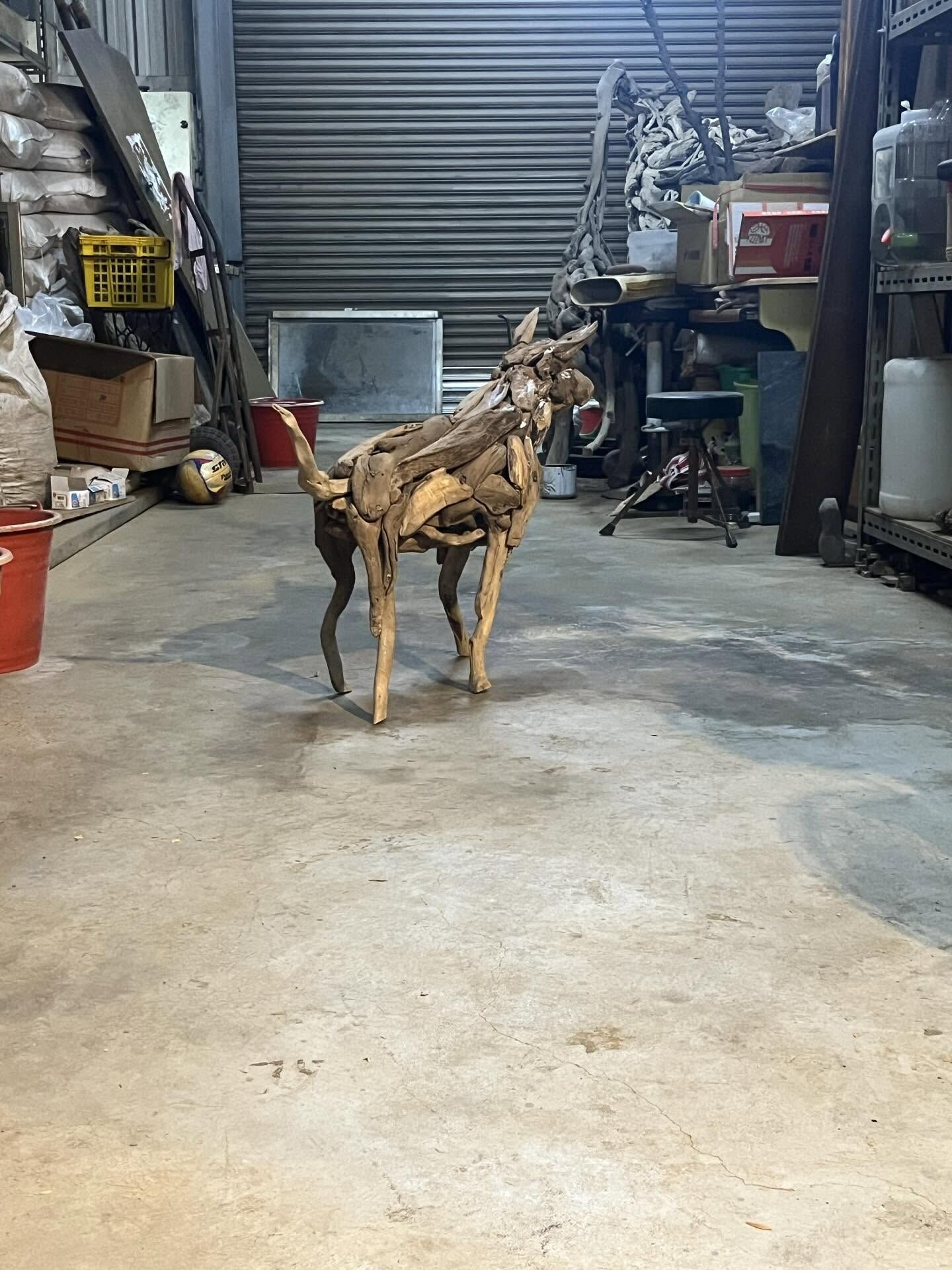 ▲愛犬陪伴14年撿漂流木創作　他把回憶做成雕像：戴上項圈像你還在。（圖／網友梁仁川提供，請勿隨意翻拍，以免侵權。）