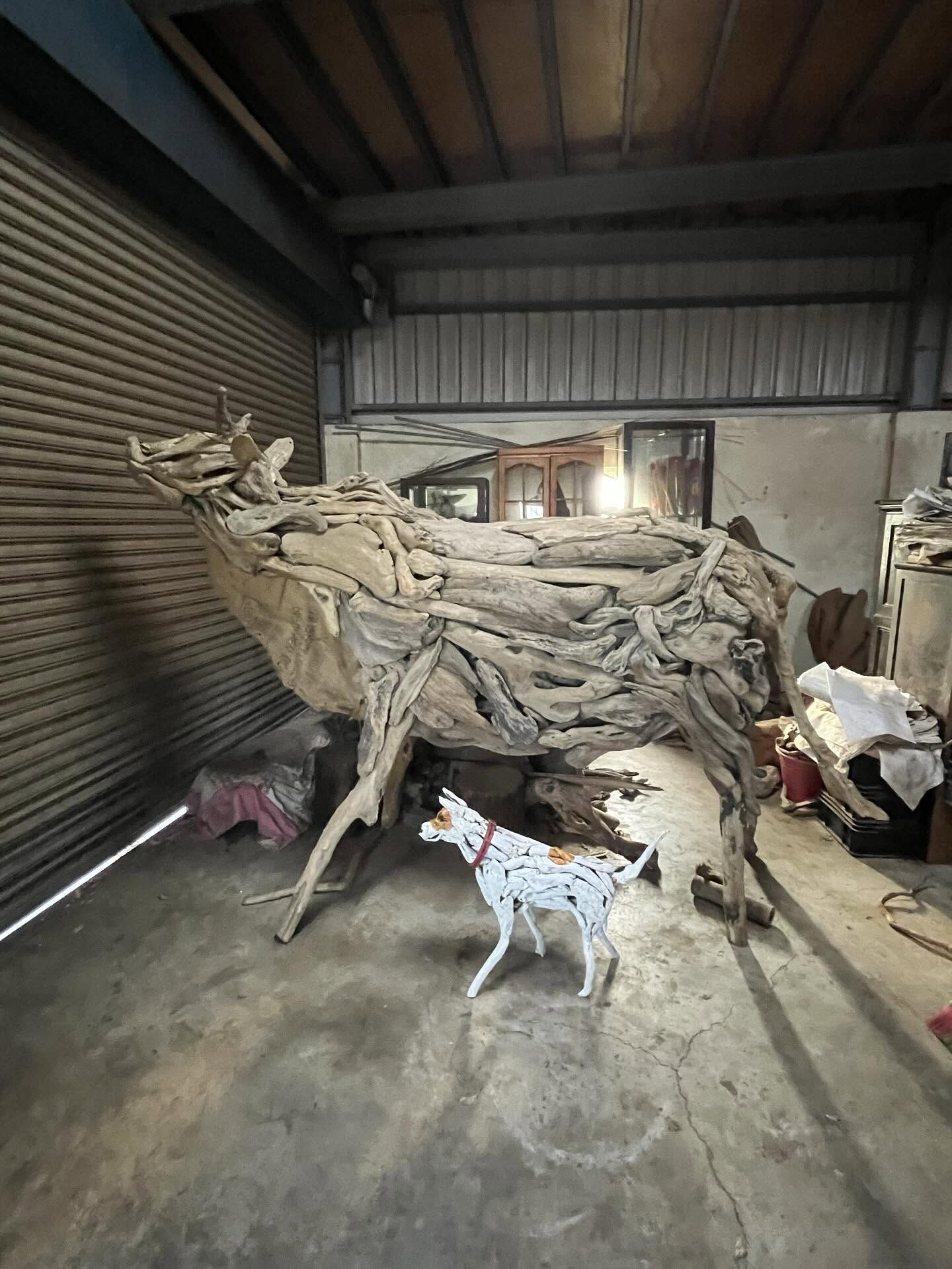 ▲愛犬陪伴14年撿漂流木創作　他把回憶做成雕像：戴上項圈像你還在。（圖／網友梁仁川提供，請勿隨意翻拍，以免侵權。）