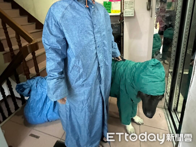 特別訂製「高加索」超大雨衣　媽精選配色被網調侃：像外科醫師