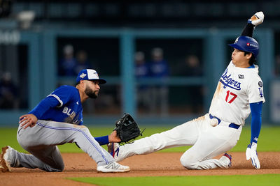 大谷翔平跑壘突抽筋！教頭、防護員衝上場關切　美媒：輕微不適