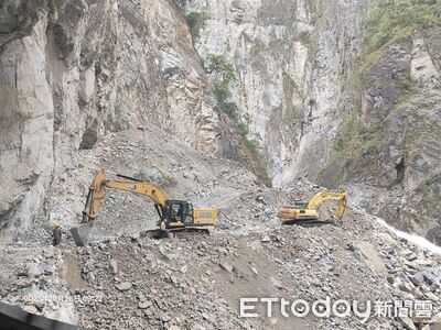 超大型挖土機進場！燕子口堰塞湖深槽線加深擴寬　引流水量增加