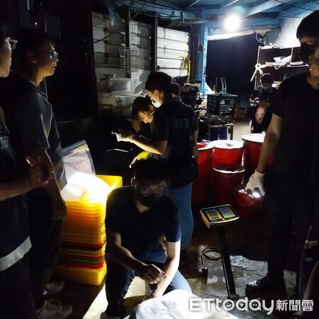 ▲調查局台南市處等單位組成專案小組，突擊台江國家公園旁魚塭製毒工廠，一舉查扣大批毒品與現金。（記者林東良攝，下同）