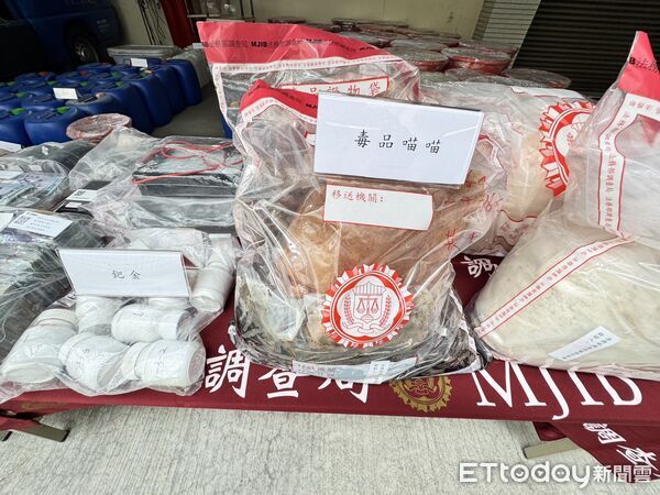 ▲調查局台南市處等單位組成專案小組，突擊台江國家公園旁魚塭製毒工廠，一舉查扣大批毒品與現金。（記者林東良攝，下同）