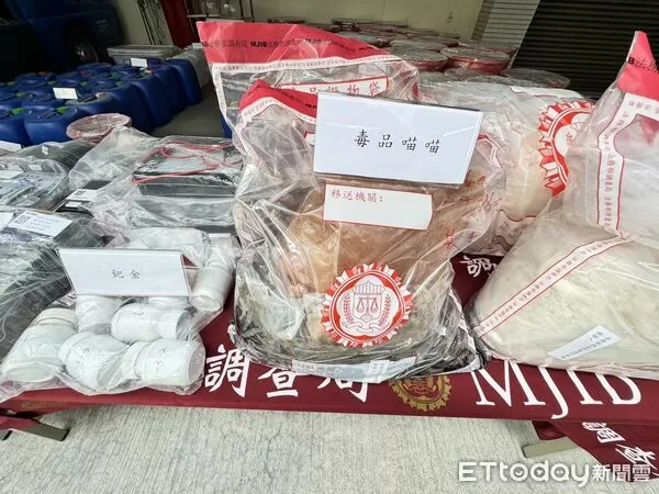 ▲調查局台南市處等單位組成專案小組，突擊台江國家公園旁魚塭製毒工廠，一舉查扣大批毒品與現金。（記者林東良攝，下同）