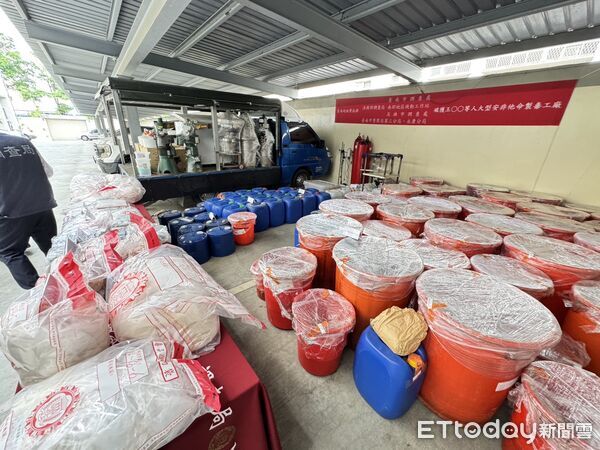 ▲調查局台南市處等單位組成專案小組，突擊台江國家公園旁魚塭製毒工廠，一舉查扣大批毒品與現金。（記者林東良攝，下同）