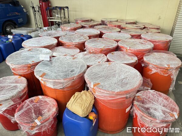 ▲調查局台南市處等單位組成專案小組，突擊台江國家公園旁魚塭製毒工廠，一舉查扣大批毒品與現金。（記者林東良攝，下同）