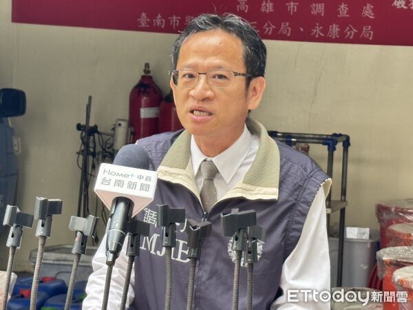 ▲調查局台南市處等單位組成專案小組，突擊台江國家公園旁魚塭製毒工廠，一舉查扣大批毒品與現金。（記者林東良攝，下同）