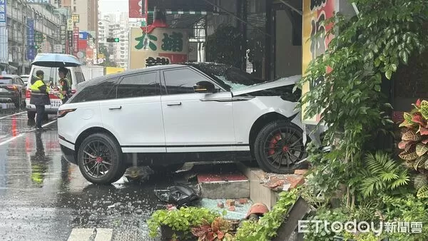 ▲台中休旅車撞進大埔鐵板燒，駕駛頸部重創明顯死亡。（圖／記者許權毅攝，下同）