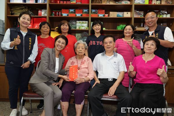 ▲南投縣長許淑華重陽節前敬老訪人瑞，竹山黃王金娘105歲高齡耳聰目明行動自如好福氣。（圖／南投縣政府提供）
