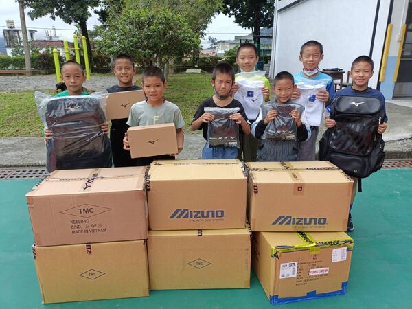 ▲花蓮縣光復國小棒球隊選手獲得美津濃捐贈背包等物資、美津濃公司提供光復國女足隊、田徑隊、棒球隊相關訓練裝備。（圖／運動部提供）
