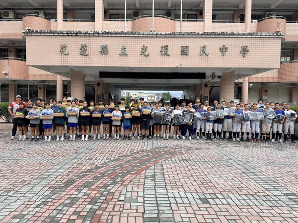 ▲花蓮縣光復國小棒球隊選手獲得美津濃捐贈背包等物資、美津濃公司提供光復國女足隊、田徑隊、棒球隊相關訓練裝備。（圖／運動部提供）