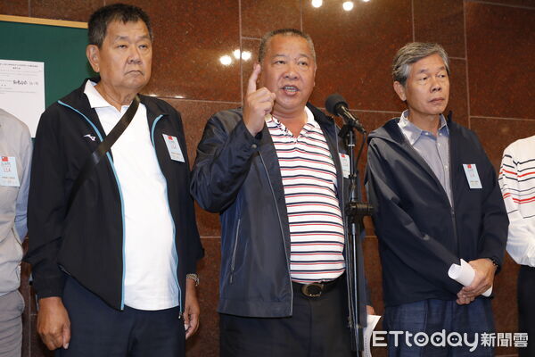 ▲▼中華民國養豬協會理事長潘連周28日率全國豬農代表拜會立法院民進黨及國民黨團，就近日非洲豬瘟及現行豬農所面臨不合理的問題與立委溝通意見，尋求立委的支持。（圖／記者湯興漢攝）