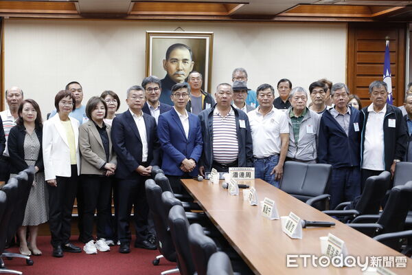 ▲▼中華民國養豬協會理事長潘連周28日率全國豬農代表拜會立法院民進黨及國民黨團，就近日非洲豬瘟及現行豬農所面臨不合理的問題與立委溝通意見，尋求立委的支持。（圖／記者湯興漢攝）