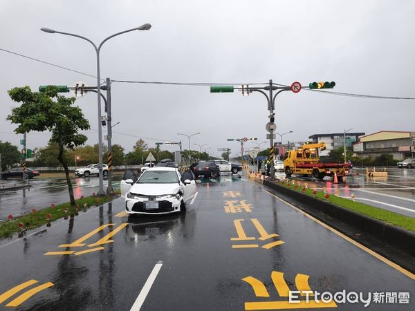 ▲▼宜蘭縣五結中路一段與傳藝路二段路口，2輛轎車相撞零件四散釀3傷。（圖／記者游芳男翻攝，下同）