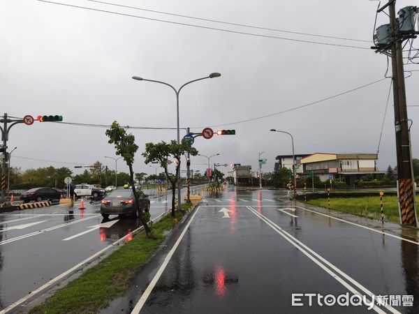 ▲▼宜蘭縣五結中路一段與傳藝路二段路口，2輛轎車相撞零件四散釀3傷。（圖／記者游芳男翻攝，下同）