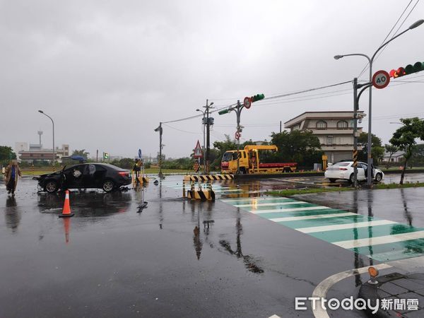 ▲▼宜蘭縣五結中路一段與傳藝路二段路口，2輛轎車相撞零件四散釀3傷。（圖／記者游芳男翻攝，下同）