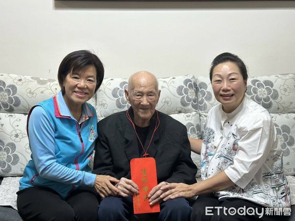 ▲▼徐榛蔚慰訪今年剛滿百歲的袁其培先生並致贈重陽禮金、金鎖片及敬老狀。（圖／花蓮縣政府提供，下同）