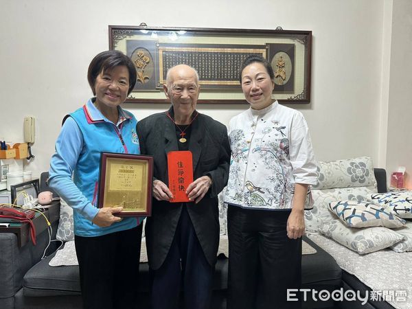 ▲▼徐榛蔚慰訪今年剛滿百歲的袁其培先生並致贈重陽禮金、金鎖片及敬老狀。（圖／花蓮縣政府提供，下同）