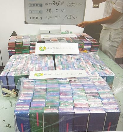 ▲桃園地檢署查獲航警局陳姓警員涉嫌於今年4月至9月之間，涉嫌收賄縱放楊姓女子等走私集團成員夾帶加熱菸品入境，圖為起獲知加熱菸品等證物。（資料照／桃園地檢署提供）